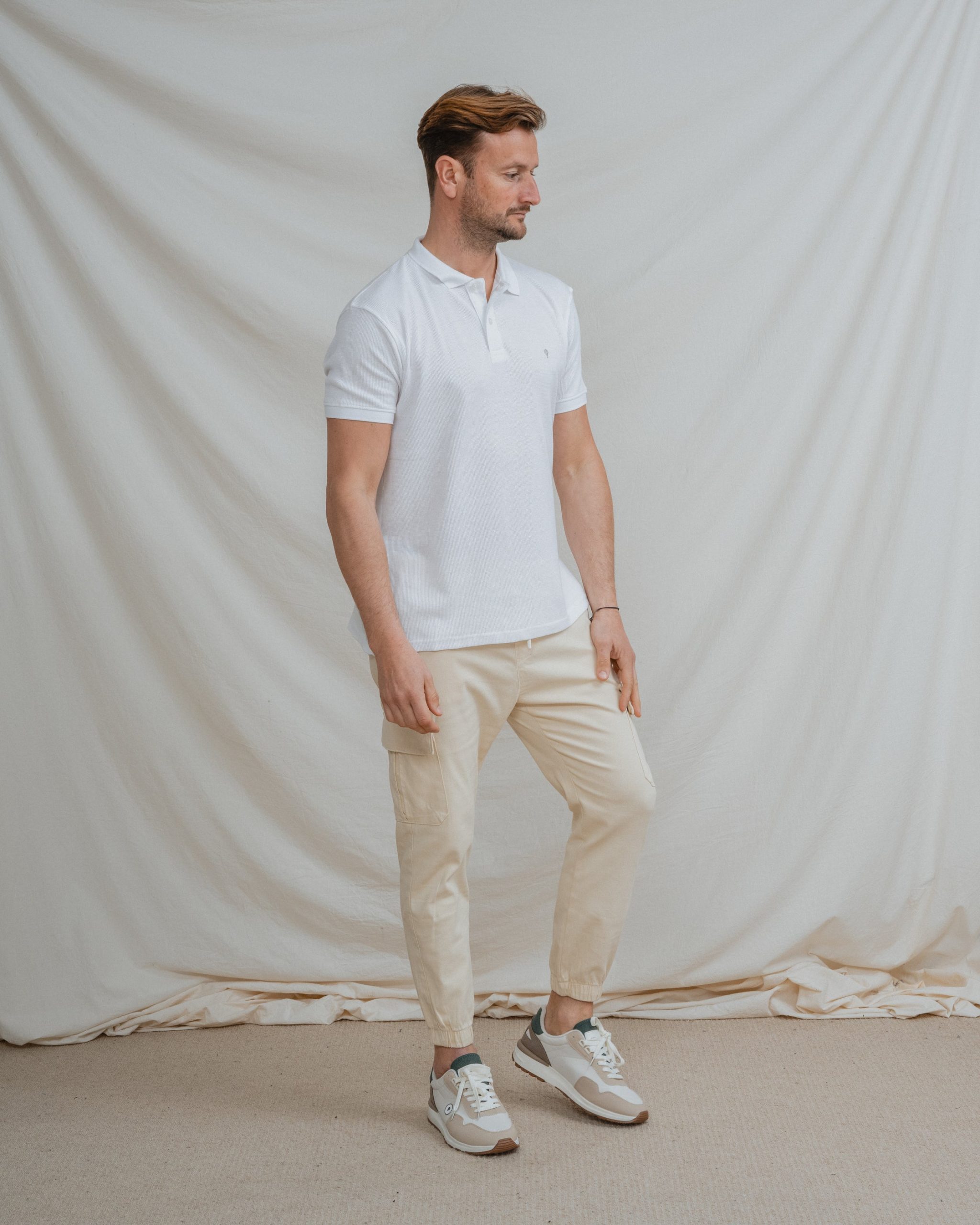 PANTALÓN CHINO CARGO CON GOMA BEIGE - Imagen 2