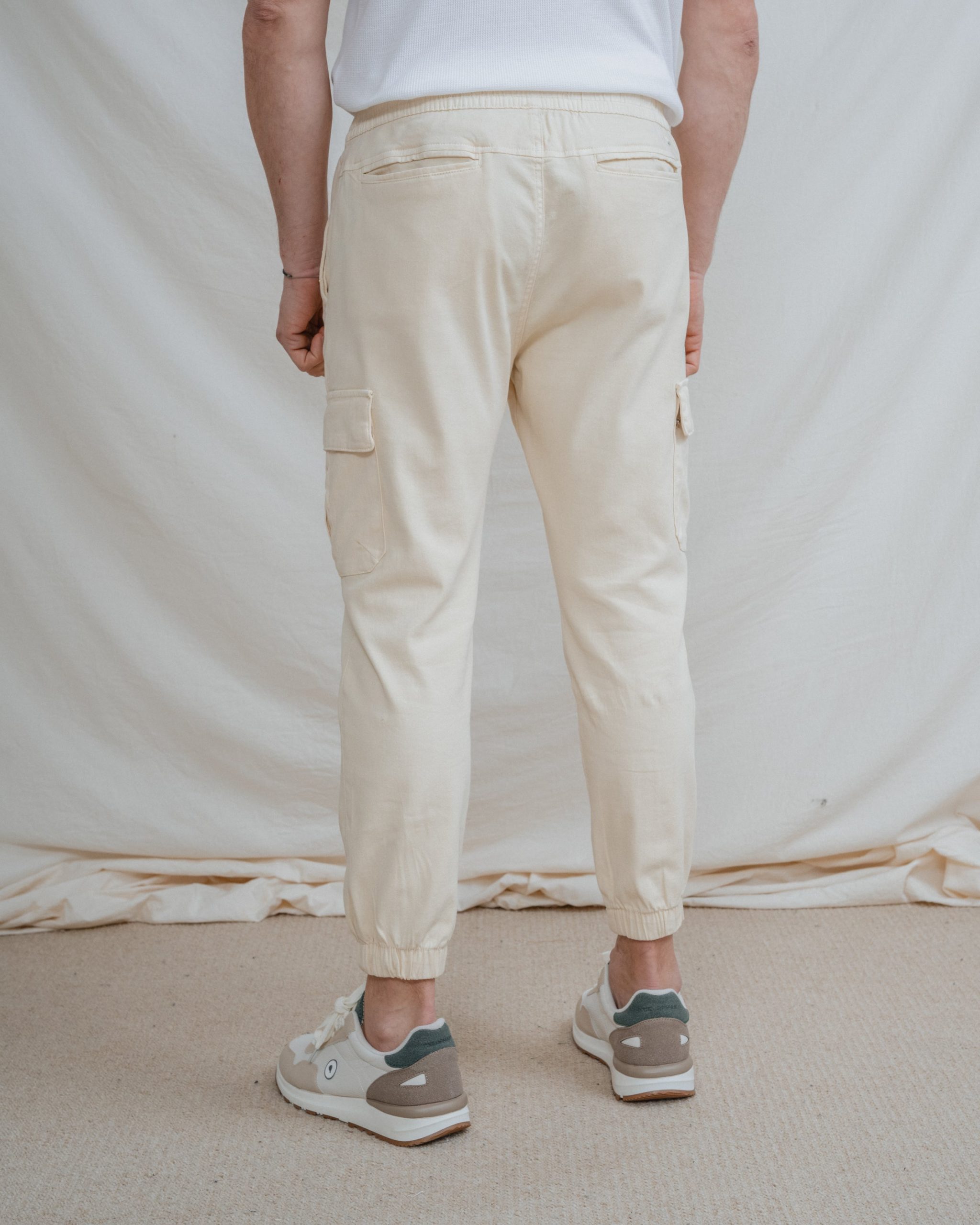 PANTALÓN CHINO CARGO CON GOMA BEIGE - Imagen 4