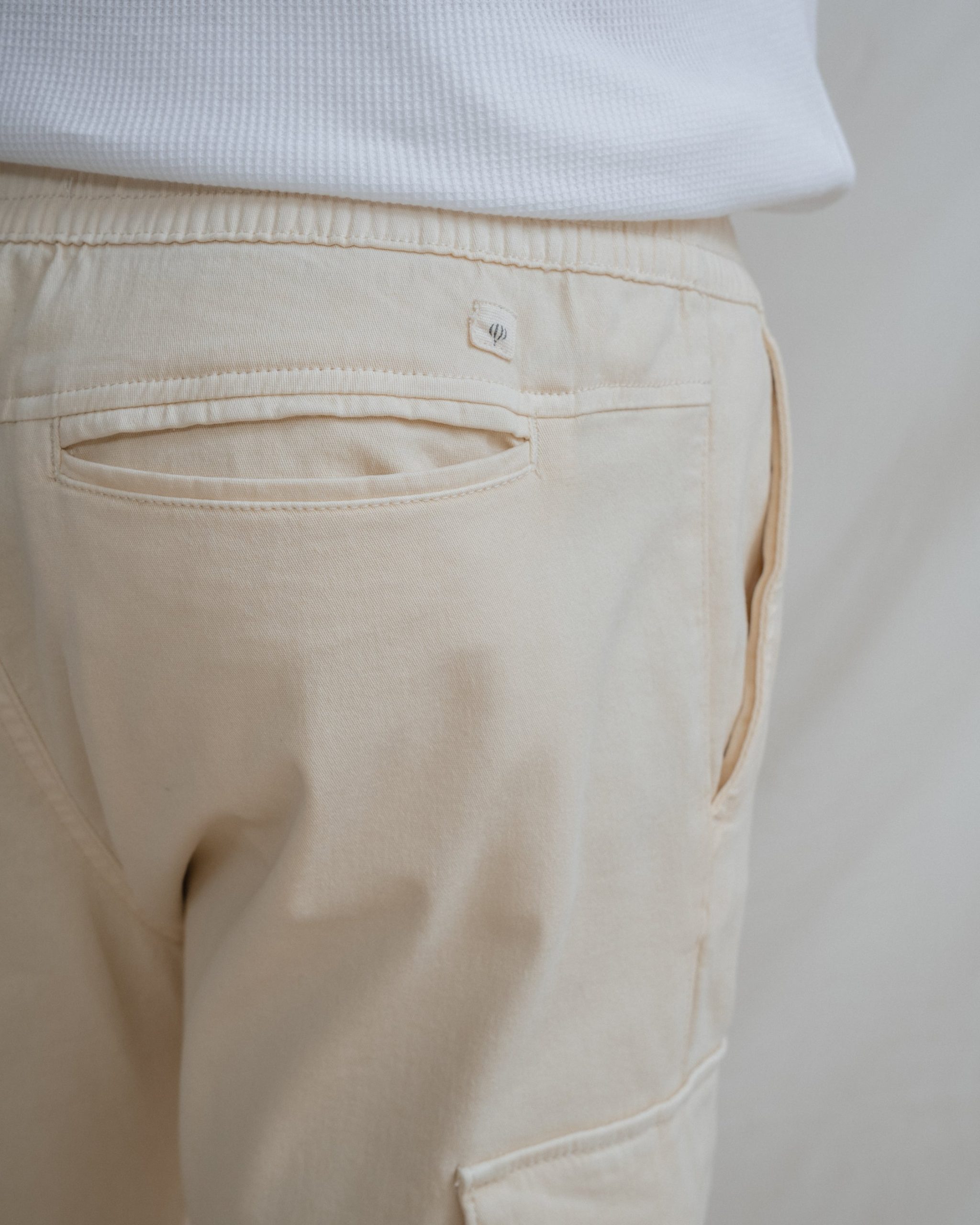 PANTALÓN CHINO CARGO CON GOMA BEIGE - Imagen 3