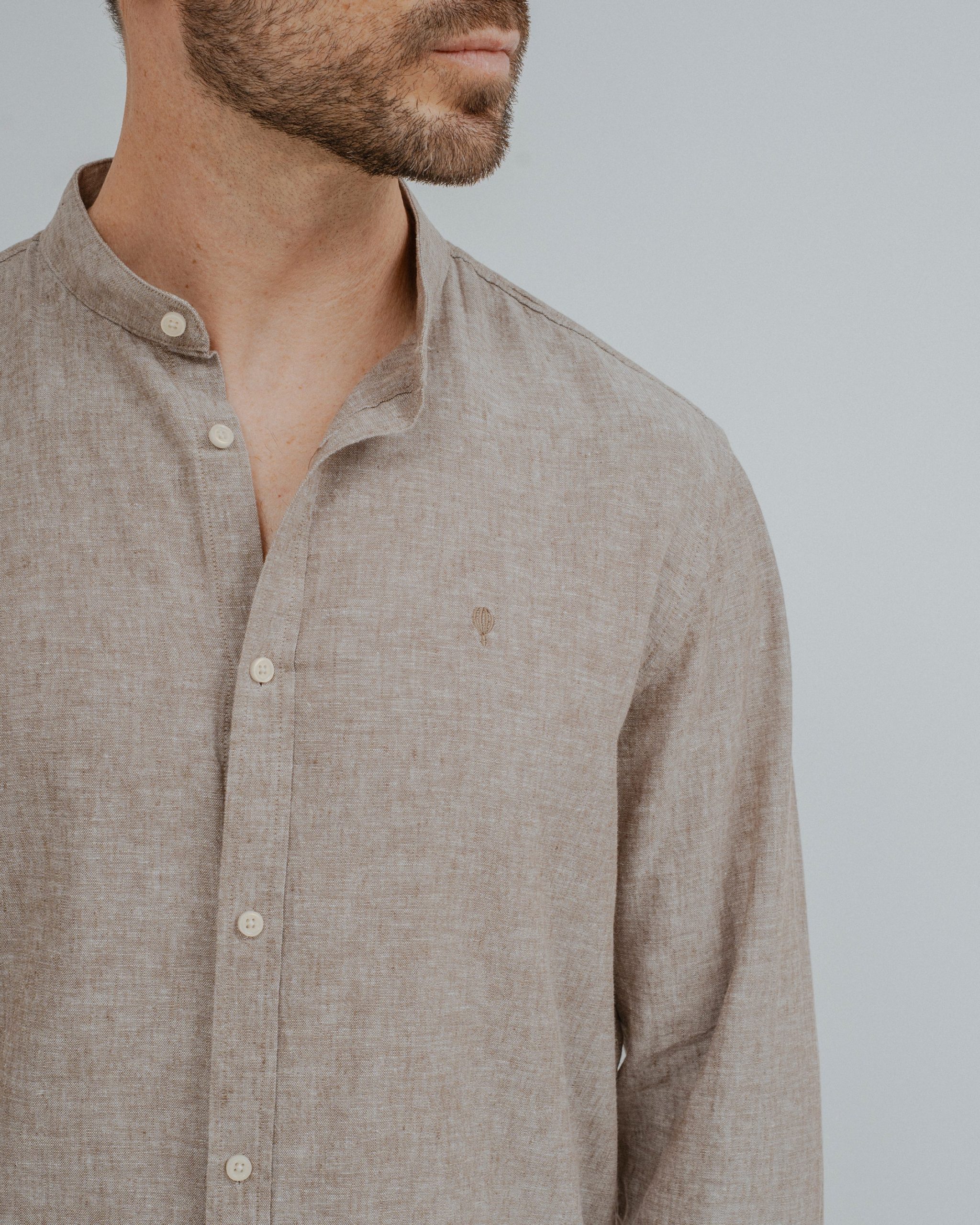 CAMISA LINO MARRÓN CUELLO MAO - Imagen 2