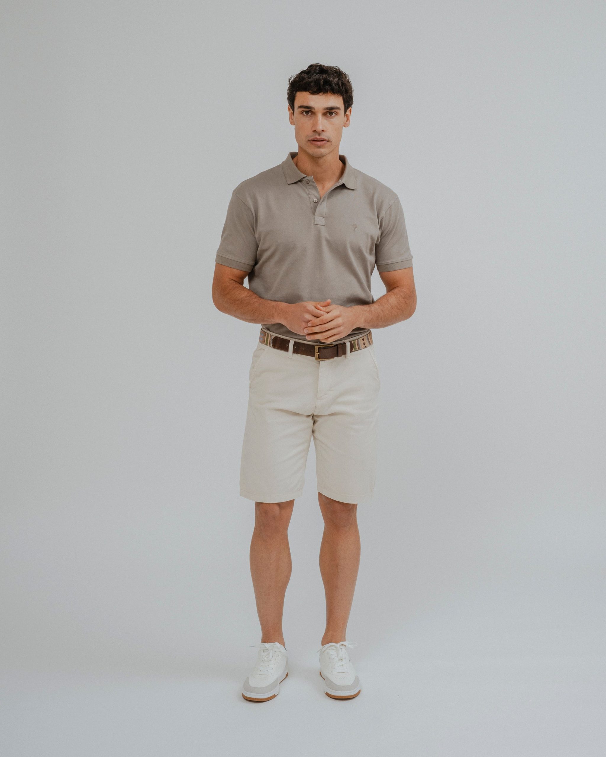 POLO BÁSICO REGULAR FIT MARRÓN - Imagen 2