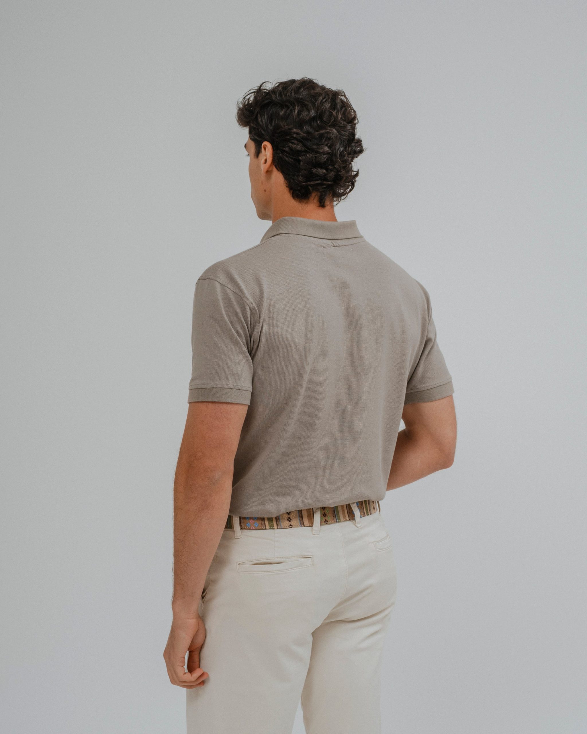 POLO BÁSICO REGULAR FIT MARRÓN - Imagen 3
