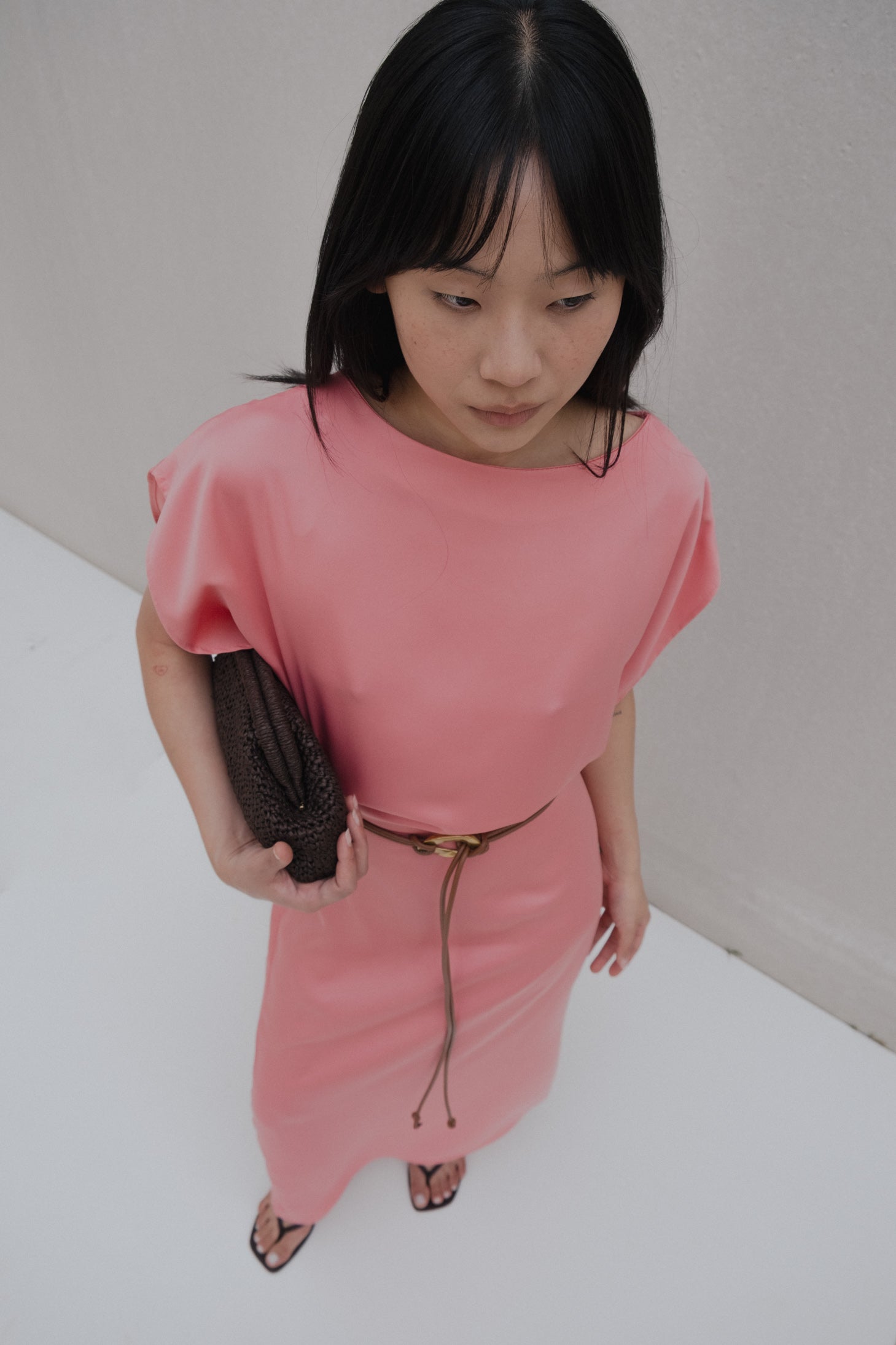VESTIDO MIDI SATINADO CINTURÓN - Imagen 2
